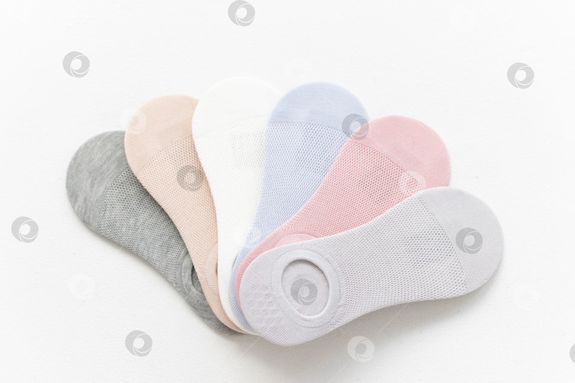 Скачать Короткие летние носки пастельных тонов на белом фоне. вид сверху. расположение веером фотосток Ozero