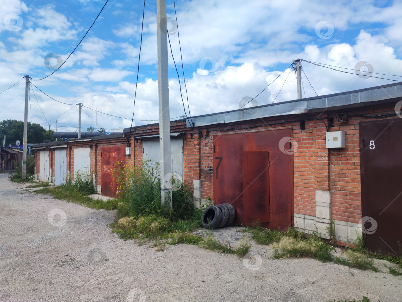 Скачать Ряд старых кирпичных гаражей. A row of brick garages фотосток Ozero