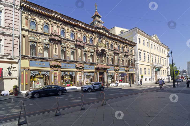 Скачать Старинный многоквартирный дом в китайском стиле в центре Москвы. фотосток Ozero