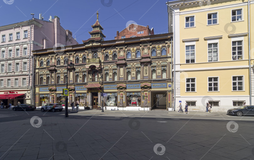 Скачать Старинный многоквартирный дом в китайском стиле в центре Москвы. фотосток Ozero
