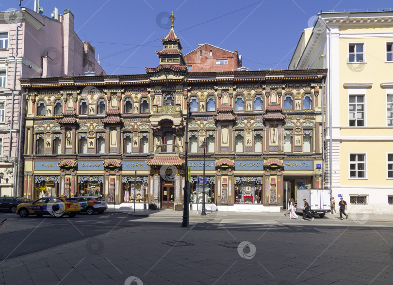 Скачать Старинный многоквартирный дом в китайском стиле в центре Москвы. фотосток Ozero