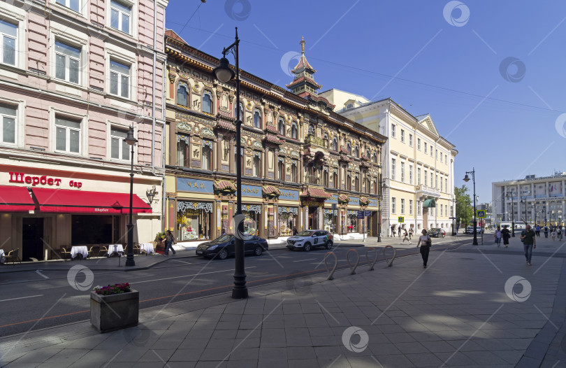 Скачать Старинный многоквартирный дом в китайском стиле в центре Москвы. фотосток Ozero