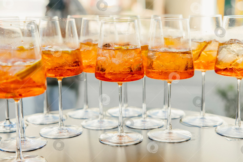 Скачать Яркая коллекция игристых коктейлей в элегантных бокалах, сочетающих освежающие цвета и лед, идеально подходит для проведения торжеств и светских раутов. фотосток Ozero