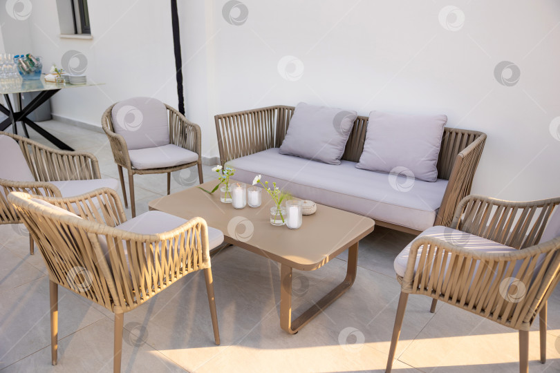 Скачать Элегантная зона отдыха на открытом воздухе с современной мебелью для отдыха и развлечений в стильной обстановке фотосток Ozero