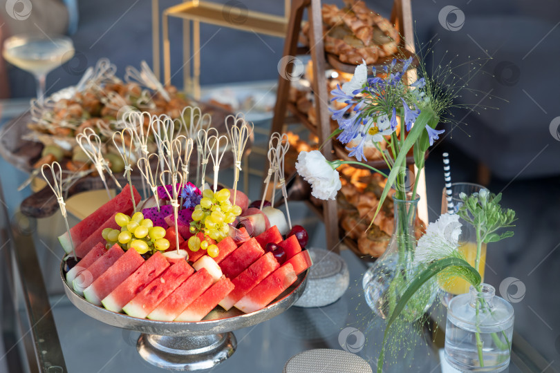 Скачать Яркий салат с сочным арбузом, яркими фруктами и изысканными гарнирами Идеально подойдет для летнего застолья или торжества фотосток Ozero