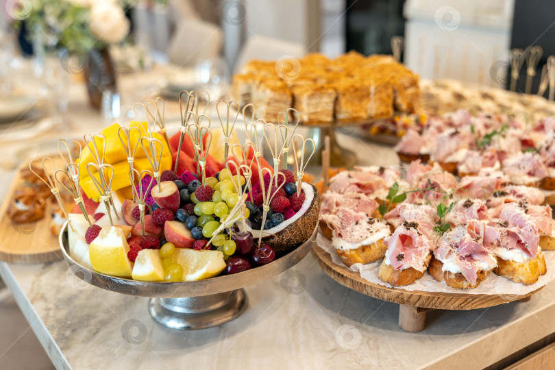 Скачать Потрясающая выставка свежих фруктов и пикантных деликатесов, идеально подобранная для пышного торжества фотосток Ozero