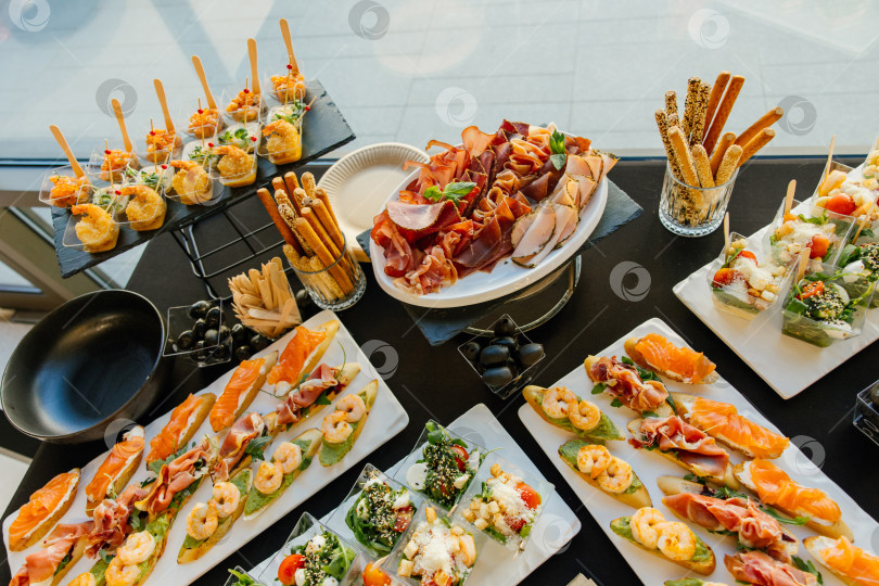 Скачать Изысканный ассортимент изысканных закусок из свежих морепродуктов, мясной нарезки и красочных салатов Идеально подходит для любого элегантного приема или праздничного мероприятия фотосток Ozero