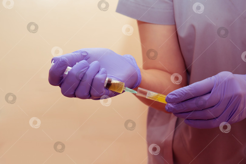 Скачать Руки медсестры собирают плазму крови с помощью шприца фотосток Ozero