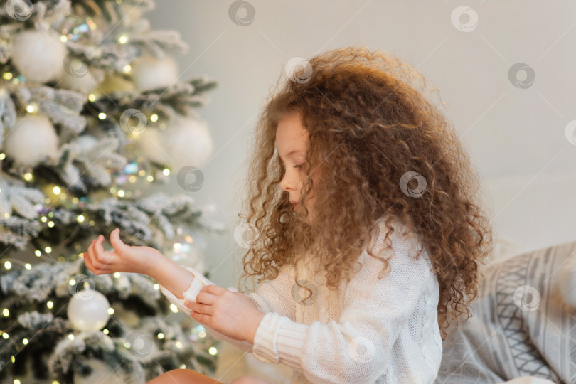 Скачать Рождественское утро кудрявой маленькой девочки фотосток Ozero