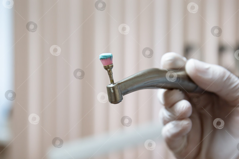 Скачать зубная паста на зубной щетке для полировки поверхности зубов в клинике фотосток Ozero