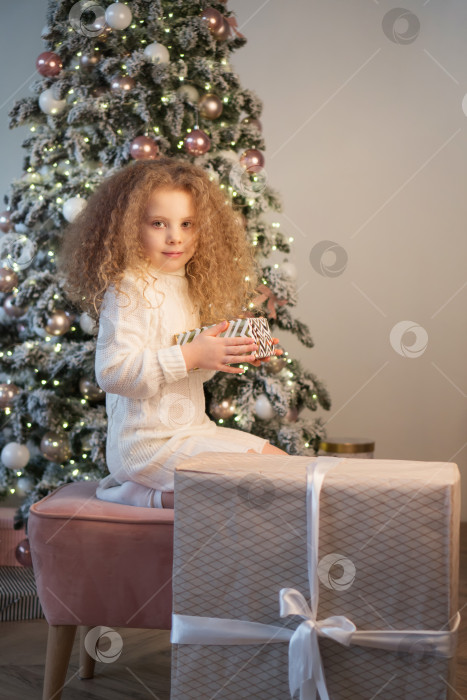 Скачать Рождественское утро кудрявой маленькой девочки фотосток Ozero