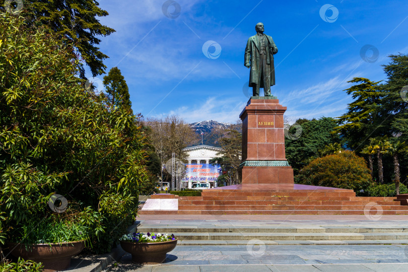 Скачать Городской пейзаж. Памятник Ленину. Ялта. Крым фотосток Ozero