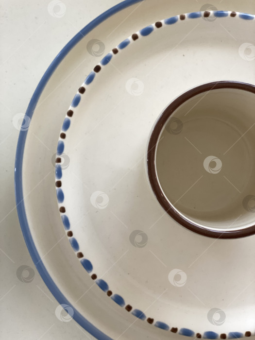 Скачать Керамический поднос в форме пончика с коричневыми и синими вставками, идеально подходящий для сервировки или в качестве фона фотосток Ozero
