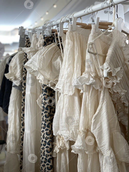 Скачать Вешалка для одежды с широким выбором струящейся одежды с рисунком из легких и мягких тканей фотосток Ozero