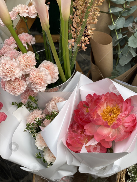 Скачать Букет из смешанных цветов с каллами, гвоздиками и пионами в цветочной композиции фотосток Ozero