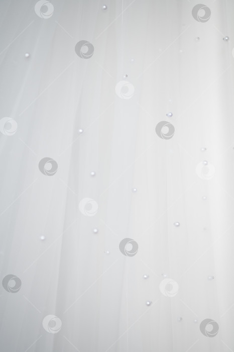 Скачать Тонкая белая ткань с жемчужными бусинами фотосток Ozero