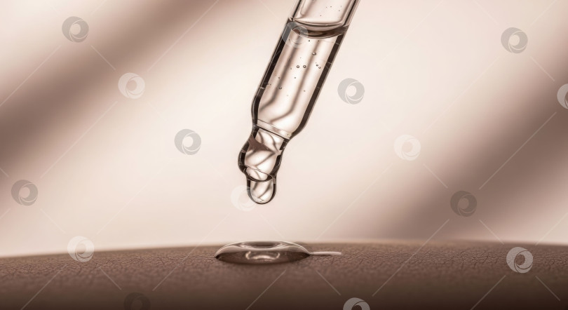 Скачать Пипеткой с прозрачной жидкостью нанесите сыворотку на текстурированную поверхность. Прозрачное косметическое средство для красоты и здоровья. Нанесите эссенцию для ухода за кожей. фотосток Ozero