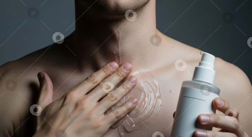 Скачать Молодой европеец наносит косметический крем на грудь и шею. Средство по уходу за кожей для мужского ухода за собой. Макет для красоты и здоровья. фотосток Ozero