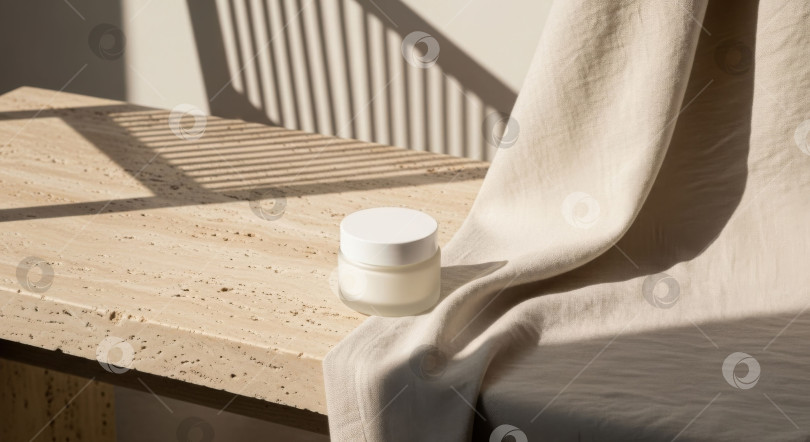 Скачать Минималистичная матовая баночка для косметики на каменной поверхности с драпировкой. Макет косметического средства для ухода за кожей и здоровья. Естественный солнечный свет. фотосток Ozero