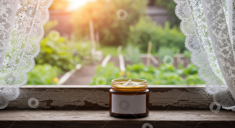 Скачать Баночка косметики с кремом на фоне подоконника в деревенском стиле. Макет косметического средства для натурального ухода за кожей и демонстрации упаковки. фотосток Ozero