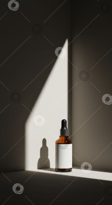 Скачать Флакон-капельница янтарного цвета с пустой этикеткой, косметический макет продукта. Красота и здоровый уход за кожей. Место для текста. фотосток Ozero