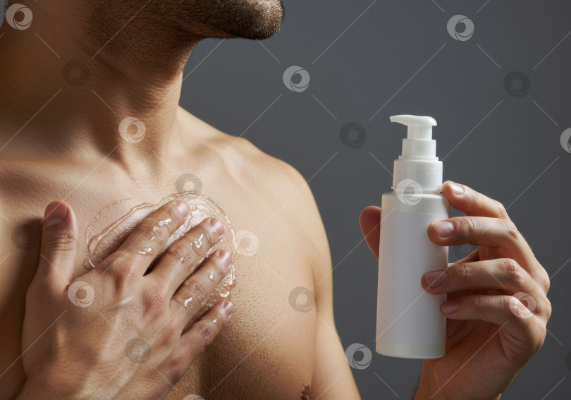 Скачать Мужчина наносит гель на грудь. Процедура по уходу за кожей. Макет средства по уходу за телом для рекламы косметики. фотосток Ozero