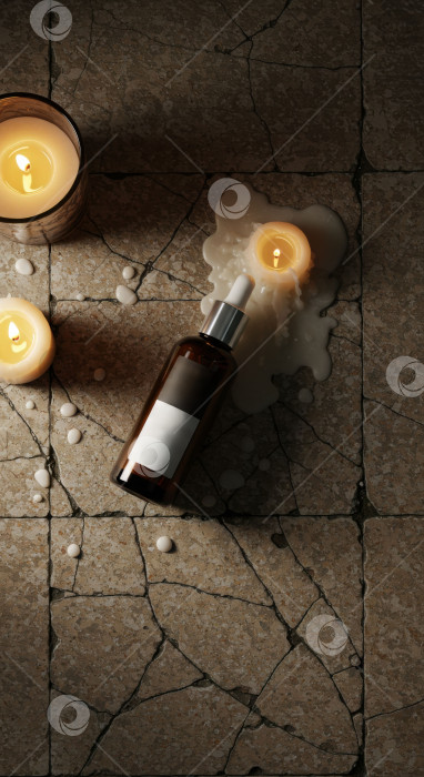 Скачать Макет бутылки из янтарного стекла и горящие свечи с расплавленным воском на потрескавшемся каменном полу в деревенском стиле. Концепция косметического продукта для хорошего самочувствия и ухода за собой. фотосток Ozero
