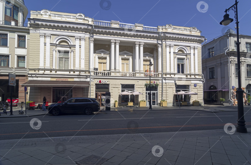 Скачать Старый многоквартирный дом в центре Москвы. фотосток Ozero