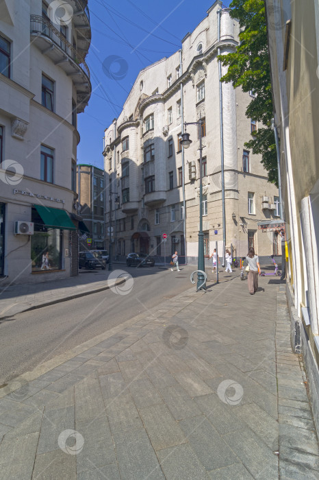 Скачать Старый многоквартирный дом в центре Москвы. фотосток Ozero