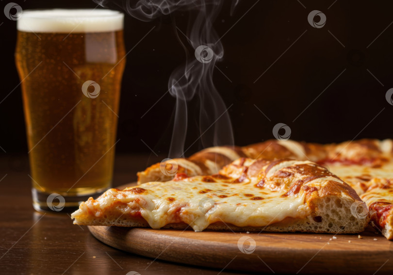 Скачать Свежеиспеченный ломтик пиццы с плавленым сыром и корочкой из крендельков подается к бокалу пива. Вкусная еда и напитки для празднования Дня пива. фотосток Ozero