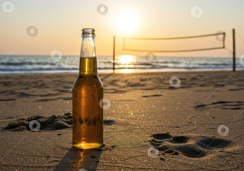 Скачать Бутылка пива на пляжном песке на фоне моря и волейбольной сетки на закате. Концепция летнего отдыха для рекламы путешествий. фотосток Ozero