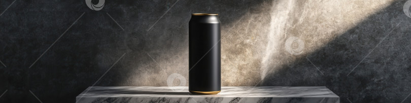 Скачать Черная пивная банка в стиле минимализма с золотыми деталями на мраморном столе с гранжевым фоном. Современный дизайн цилиндра для брендинга продукта. фотосток Ozero