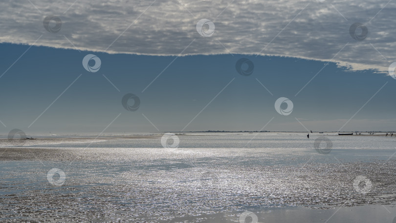 Скачать В океане сейчас отлив. Огромное водное пространство. фотосток Ozero
