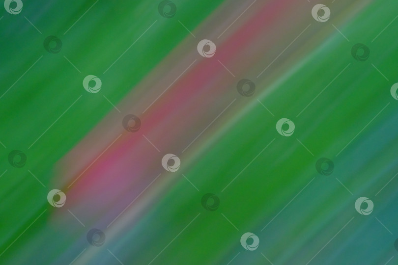 Скачать Абстрактное размытое изображение в движении с яркими зелеными и розовыми оттенками, создающее динамичный визуальный эффект, который вызывает ощущение движения и энергии в естественной среде фотосток Ozero