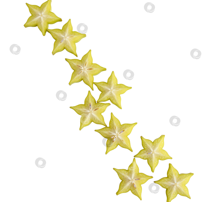 Скачать Ломтики свежих фруктов в виде звездочек на прозрачном фоне создают диагональный узор в соответствии с концепцией здорового питания. фотосток Ozero