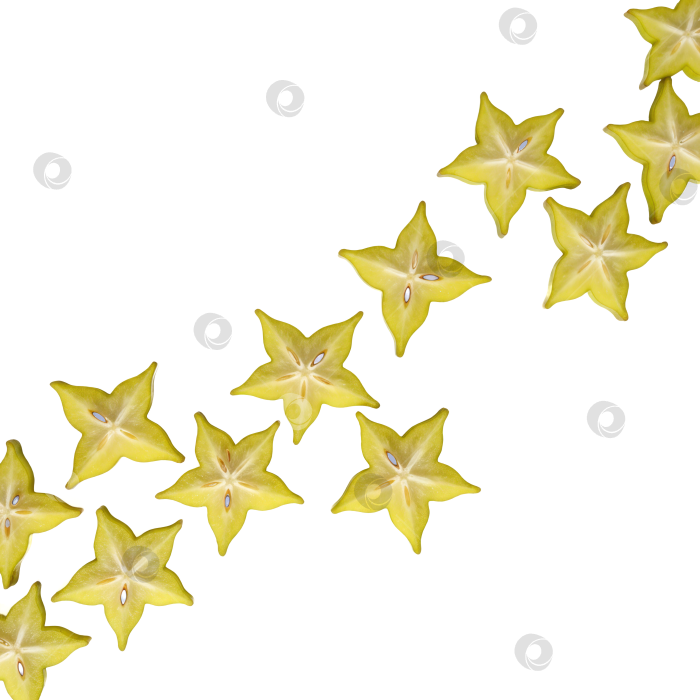 Скачать Ломтики свежих фруктов в виде звездочек на прозрачном фоне создают диагональный узор в соответствии с концепцией здорового питания. фотосток Ozero