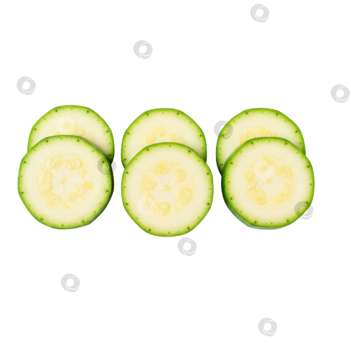 Скачать Шесть ломтиков свежего зеленого цуккини, расположенных в два ряда, выделяются на прозрачном фоне фотосток Ozero