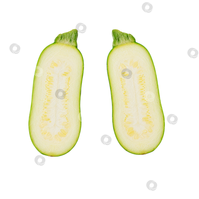 Скачать Две половинки свежего зеленого цуккини с яркой внутренней текстурой и семенами на прозрачном фоне. Экологически чистое блюдо. фотосток Ozero