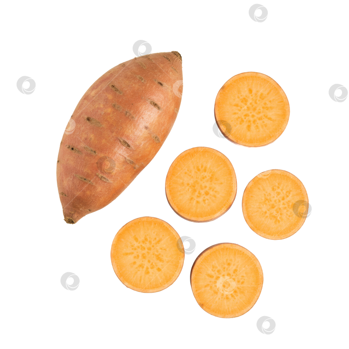 Скачать Цельный сладкий картофель и пять круглых ломтиков на прозрачном фоне. Полезный овощной продукт. Концепция диетического питания. фотосток Ozero