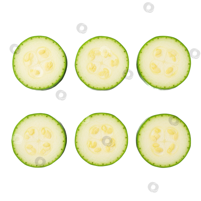 Скачать Шесть круглых ломтиков свежего зеленого цуккини в ряд на прозрачном фоне - воплощение концепции здорового питания и кулинарного ингредиента. фотосток Ozero