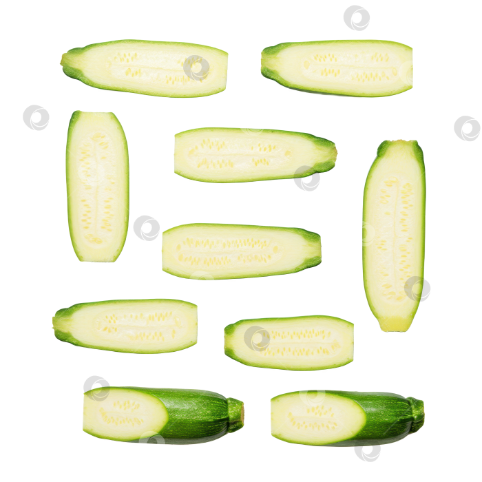 Скачать Множество ломтиков свежего зеленого цуккини различной формы и размера на прозрачном фоне. Полезный продукт для диетического питания и кулинарных целей. фотосток Ozero