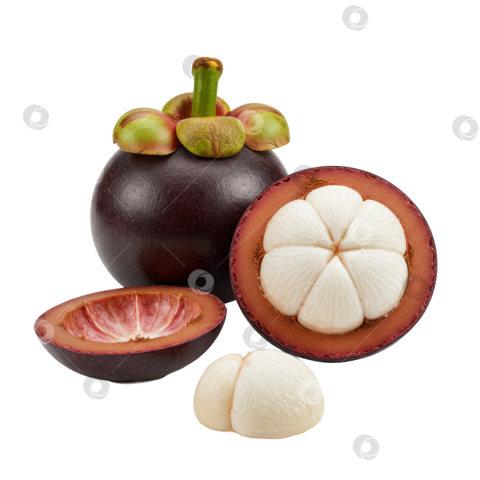 Скачать Цельный фрукт мангостана с нарезанными половинками, демонстрирующими белую мякоть и пустую скорлупу на прозрачном фоне, для здорового питания. фотосток Ozero