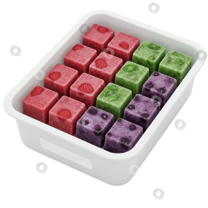 Скачать Кубики домашнего ягодного и фруктового мороженого-пюре для смузи или детского питания в белом пластиковом контейнере на прозрачном фоне. фотосток Ozero