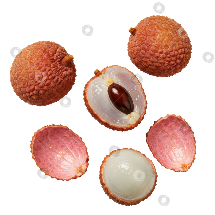 Скачать Свежие цельные и очищенные от кожуры плоды личи с красноватой кожурой на прозрачном фоне. Полезная тропическая закуска для диетических целей. фотосток Ozero