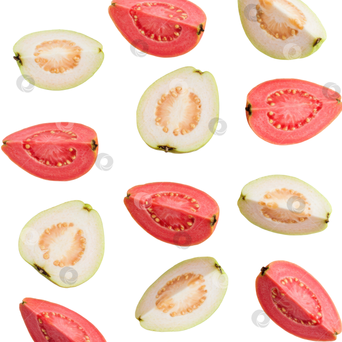 Скачать Кусочки свежих красных и белых плодов гуавы на прозрачном фоне. Полезный тропический перекус с витаминами для полноценного питания. фотосток Ozero