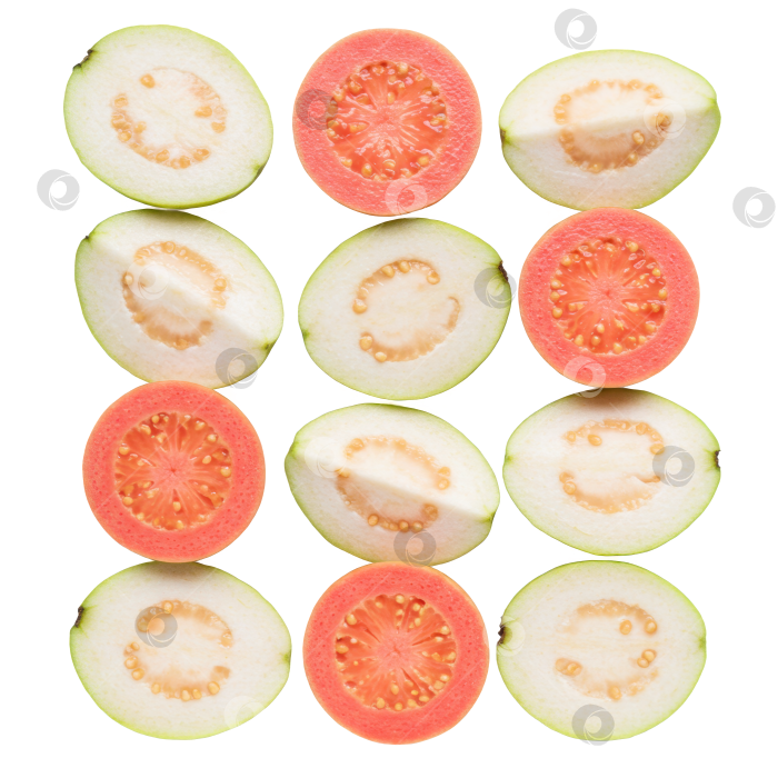Скачать Ассорти из кусочков гуавы, розовых и белых сортов, на прозрачном фоне. Свежие экзотические фрукты для здорового питания. фотосток Ozero