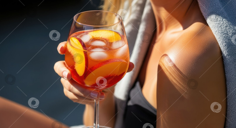 Скачать Женщина с бокалом освежающего летнего коктейля с персиками и льдом. Напиток для жаркой погоды и солнечного дня. фотосток Ozero