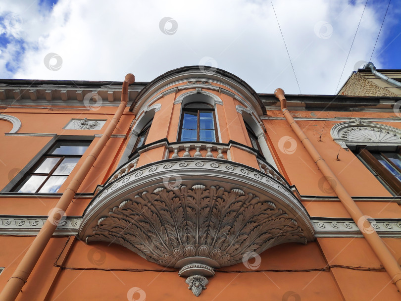 Скачать Здание с балконом и окном фотосток Ozero