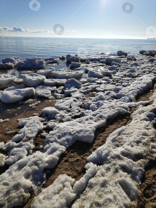 Скачать Большой водоем покрыт льдом фотосток Ozero