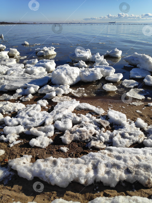 Скачать Большой водоем покрыт льдом фотосток Ozero